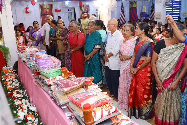 Grace Ministry, Bro Andrew Richard & family helped the poor and needy families on the occasion of New Year Eve by distributing Sarees, Grocery & Food in Mangalore. 